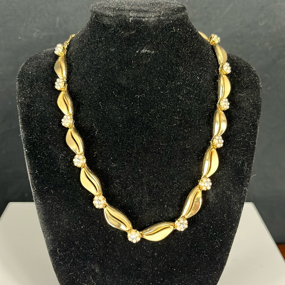 Beautiful TRIFARI Goldtone Necklace/Choker w/Pearl/Rhinestone Flower Accents